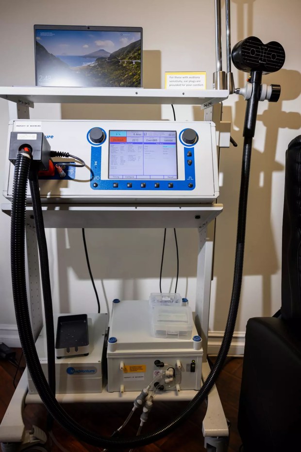 MERT providers first use EEG, a common brain scan, to assess patients. Wave's proprietary technology, photographed at a Newport Beach clinic, then determines which areas of the brain to target for treatment. (Jay L. Clendenin/Los Angeles Times/TNS)